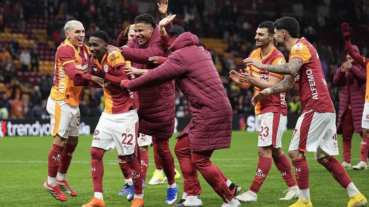 Els jugadors del Galatasaray fan broma amb Asprilla al final d'un partit