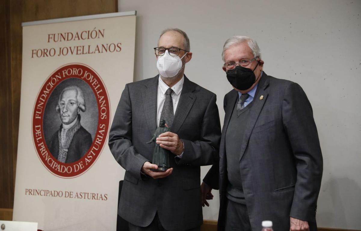 Jesús Astigarraga Goenaga, con su galardón, e Ignacio García-Arango, en la Casa Rectoral de San Pedro.