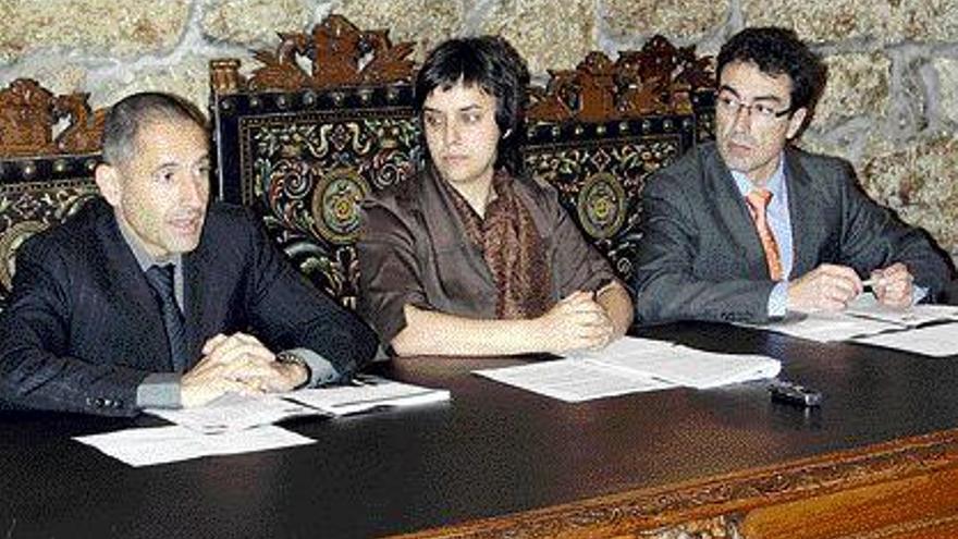 Arturo Dopico, Paula Fernández Pena y Julio Sánchez presentaron las obras de R en Silleda. / BERNABÉ