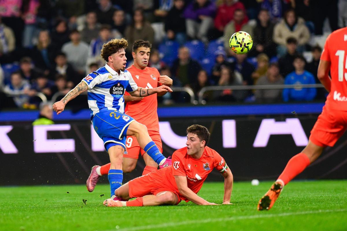 Mario Soriano prueba el disparo ante un jugador de la Real Sociedad B en el duelo de la primera vuelta en Riazor.