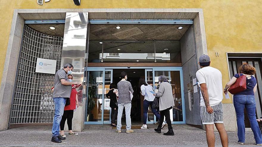 Llargues cues d&#039;usuaris al Centre d&#039;Anàlisis de Girona