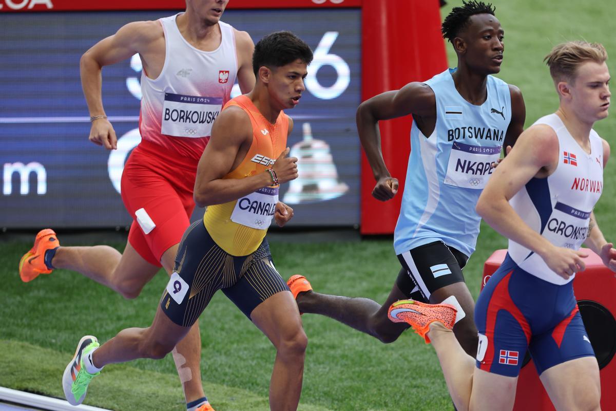 El atleta español Elvin Josue Canales (3d) compite en la repesca de los 800m masculinos en el marco de los Juegos Olímpicos de París 2024 en el Estadio de Francia, este jueves, en la capital francesa.