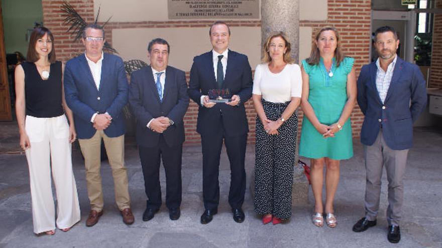 El alcalde capitalino, en el centro, con el resto de miembros del consejo del Spain Convention Bureau.