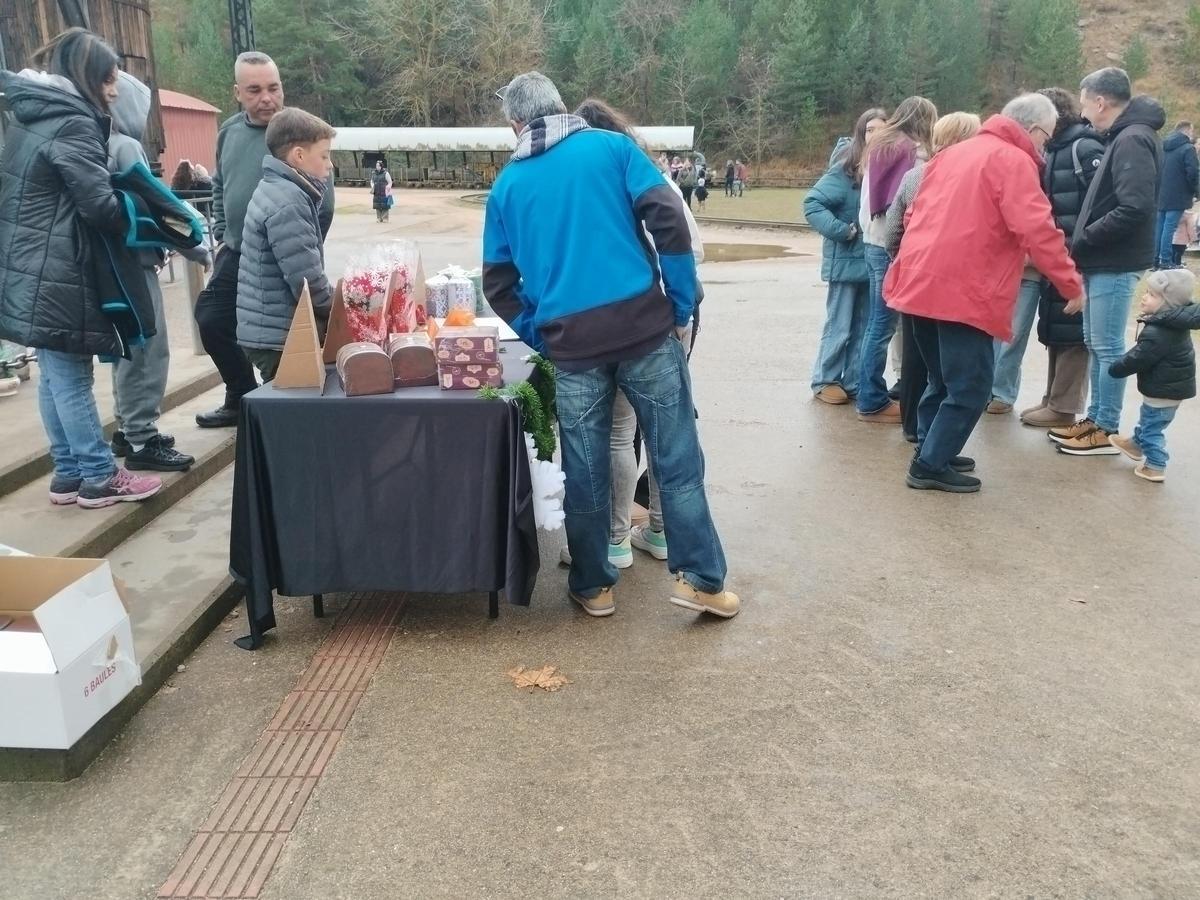 Un centenar d'infants acompanyen els reis a recollir el carbó a Sant Corneli: "És molt maco i proper”