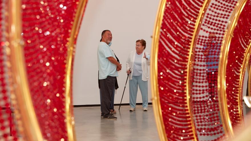 Helga de Alvear y Ai Weiwei recorren el museo cacereño y admiran la obra 'Descending lights'.