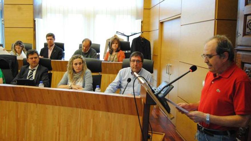 Un trabajador de Fundición Nodular, a la derecha, interviene en el Pleno.