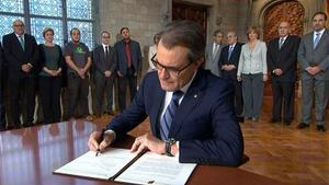 {Mas}, durant la firma del decret de convocatòria de la consulta.