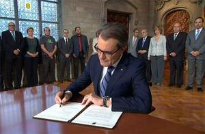 {Mas}, durant la firma del decret de convocatòria de la consulta.