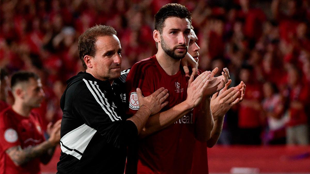 Jagoba Arrasate y Jon Moncayola, emocionados, aplauden a la afición tras perder la final de la Copa del Rey ante el Madrid