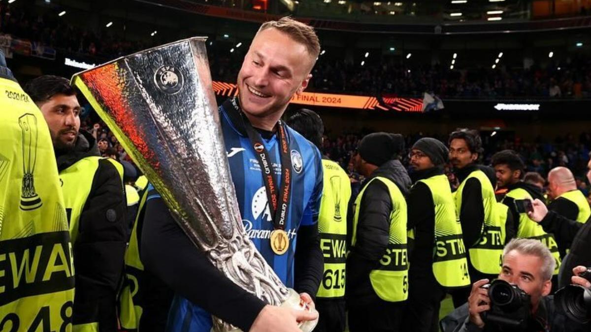 Teun Koopmeiners posa con la copa de la Europa League