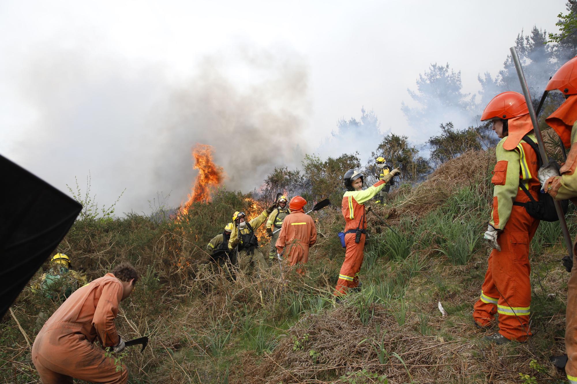 La lucha contra el fuego en el incendio entre Nava y Piloña