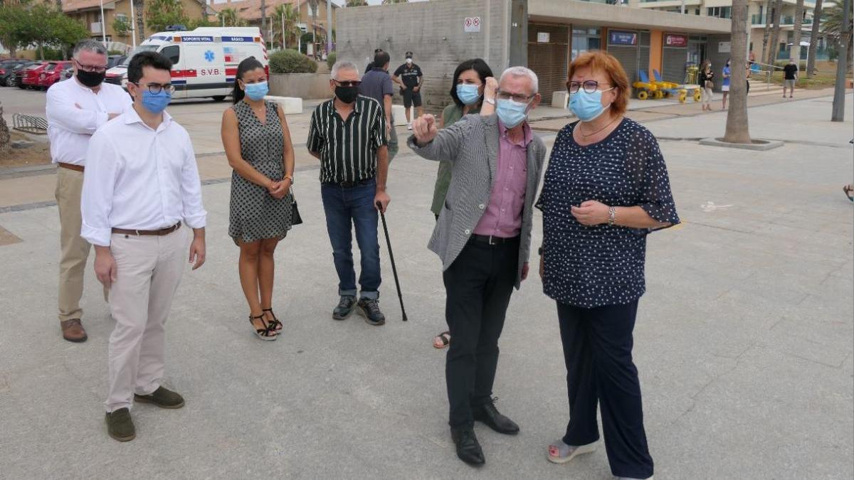 Chavarría indica a Calero algunos de los problemas, durante la visita a las playas.