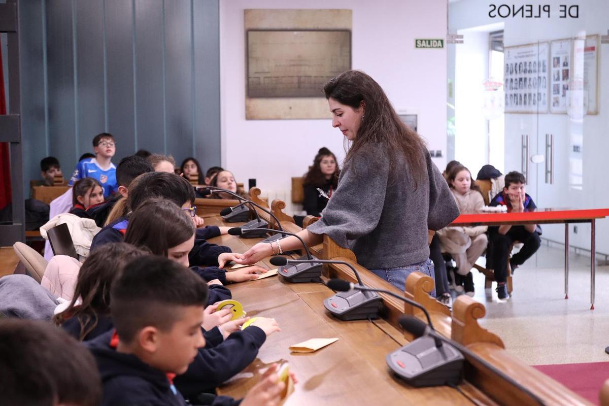 La concejala entregando un obsequio a los niños.