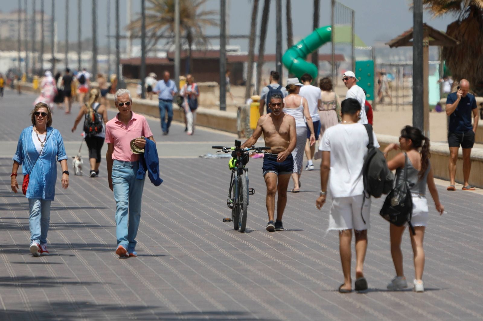 El calor llena la playa de la Malvarrosa