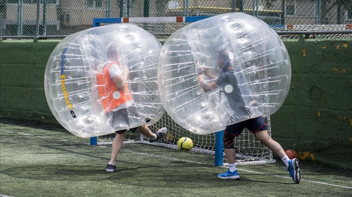 Barcelona   08 06 2018   On Barcelona  Practicantes del bubble footbal en accion durante su encuentro      Fotografia de Jordi Cotrina