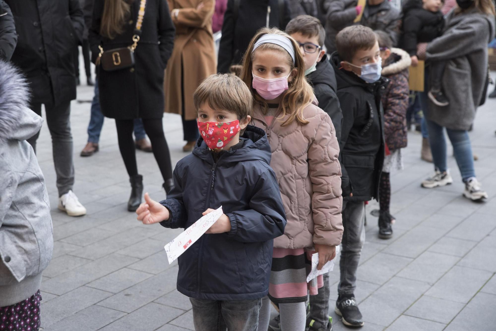 Gairebé 500 nens lliuren la carta al príncep Assuan el seu primer dia