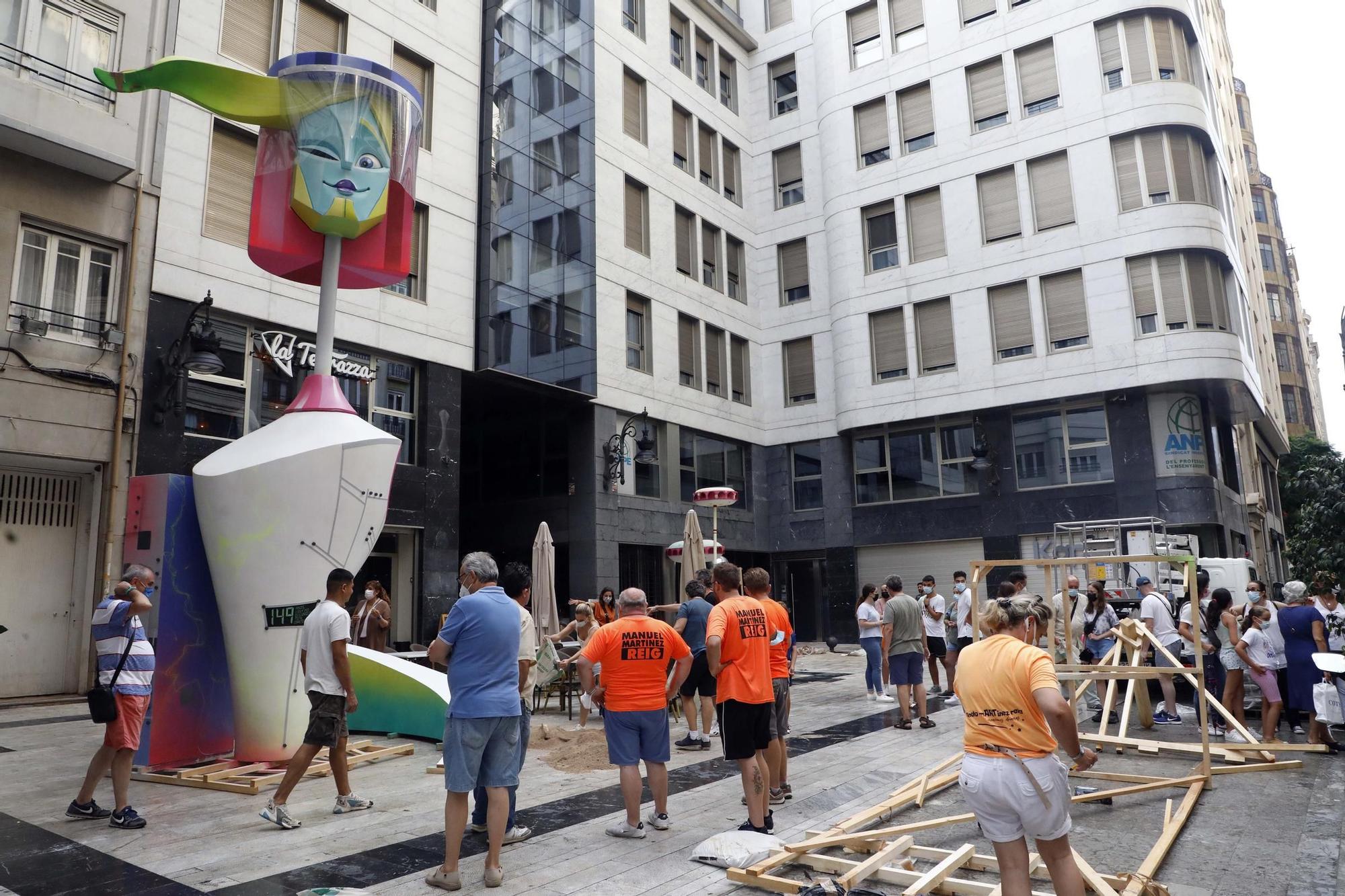 Traslados forzosos por las obras en la plaza de la Reina: Mercado Central, en San Vicente, una vez se quitaron los bolardos