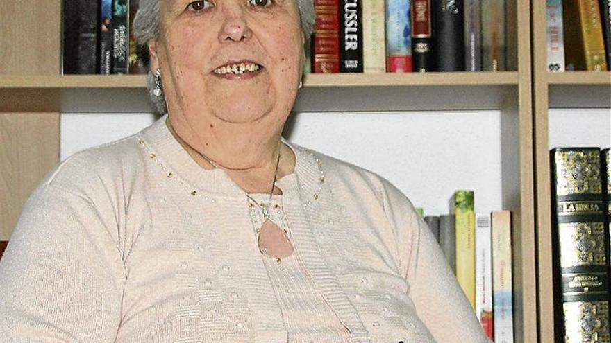 Josefa Tutusaus dona su colección de libros a mayores de pisos tutelados