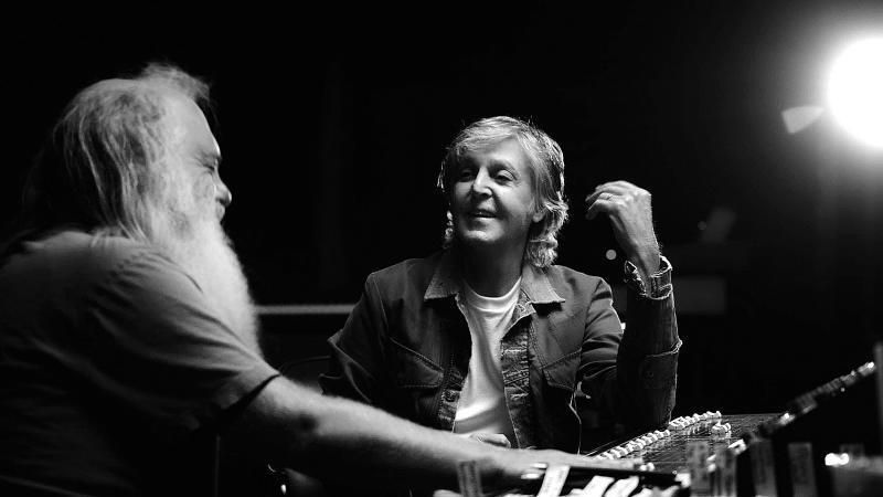 Rick Rubin y McCartney charlan distendidamente en la serie dirigida por Zachary Heinzerling. 