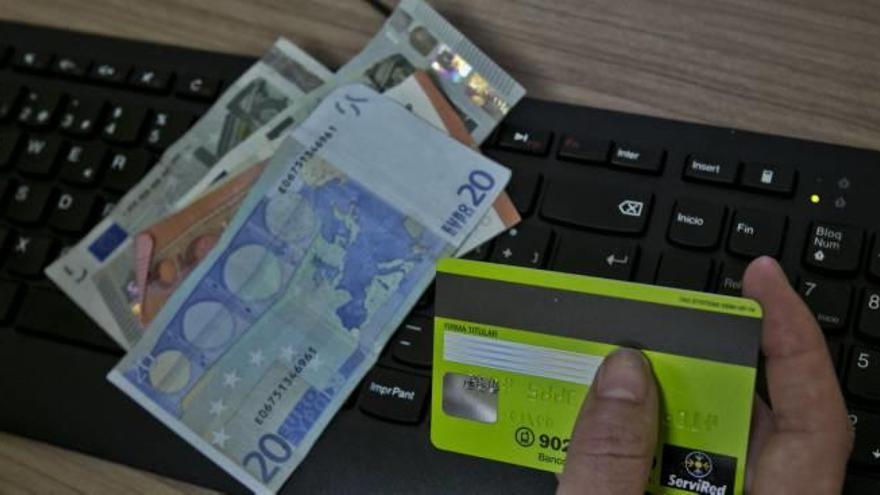 Policía Nacional y Guardia Civil avisan de que lo datos bancarios o de tarjetas son fácilmente convertibles en dinero utilizando internet.