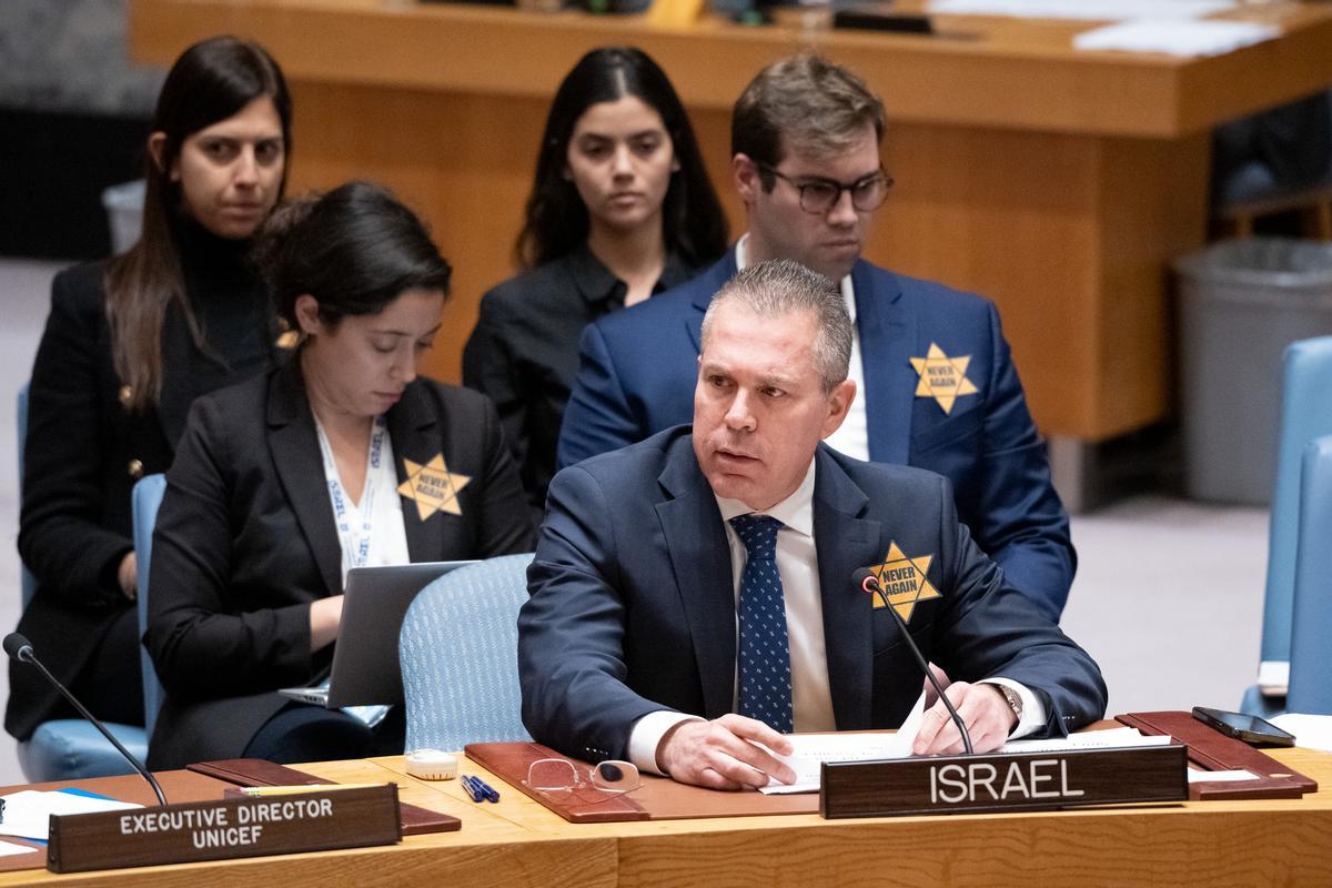 Embajador israeli con estrella amarilla en Naciones Unidas