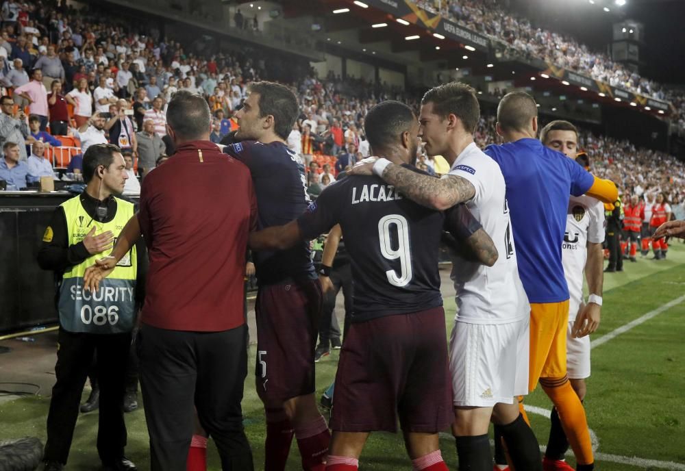 Jugadores de Valencia y Arsenal, a tortas