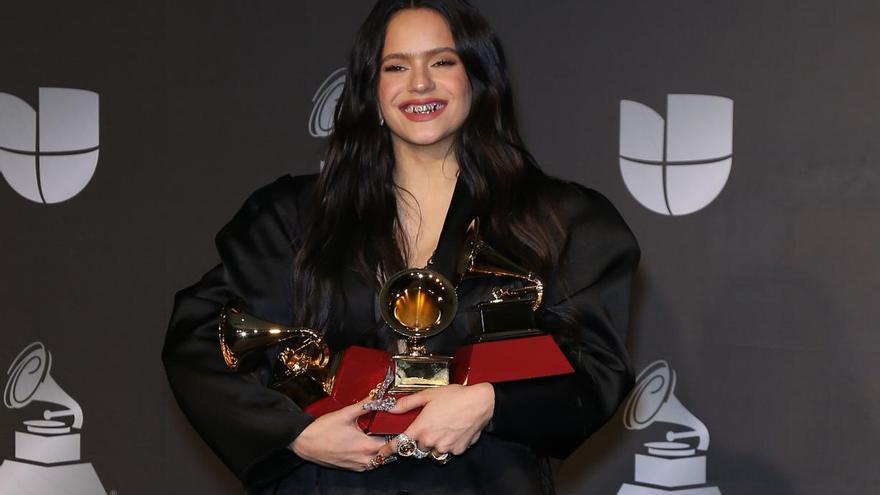 Rosalía posa con sus premios en los Grammy 2019
