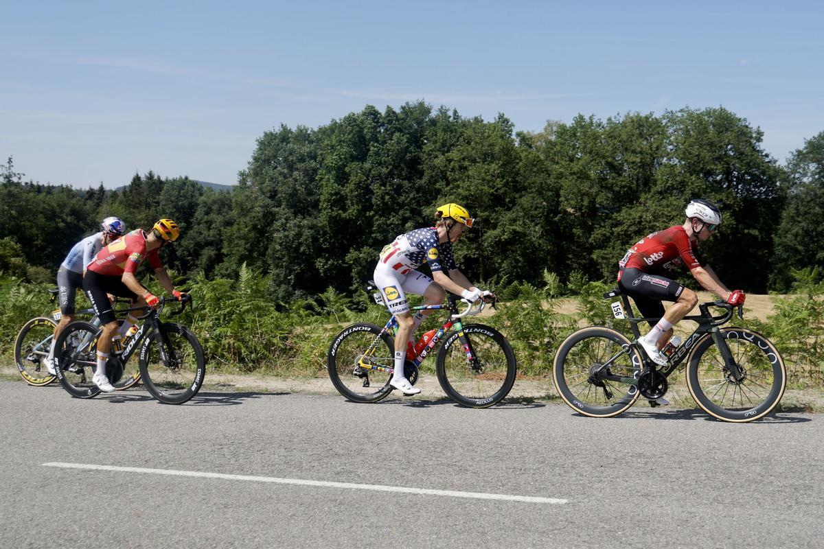 El ciclista británico Tom Pidcock, del equipo Pinarello-Q36.5 Pro Cycling Team; el ciclista noruego Tobias Johannessen, del Uno-X Mobility; el ciclista estadounidense Quinn Simmons, del Lidl-Trek; y el ciclista belga Lennert van Eetvelt, del Lotto Intermarche, durante la novena etapa del Tour de Francia.