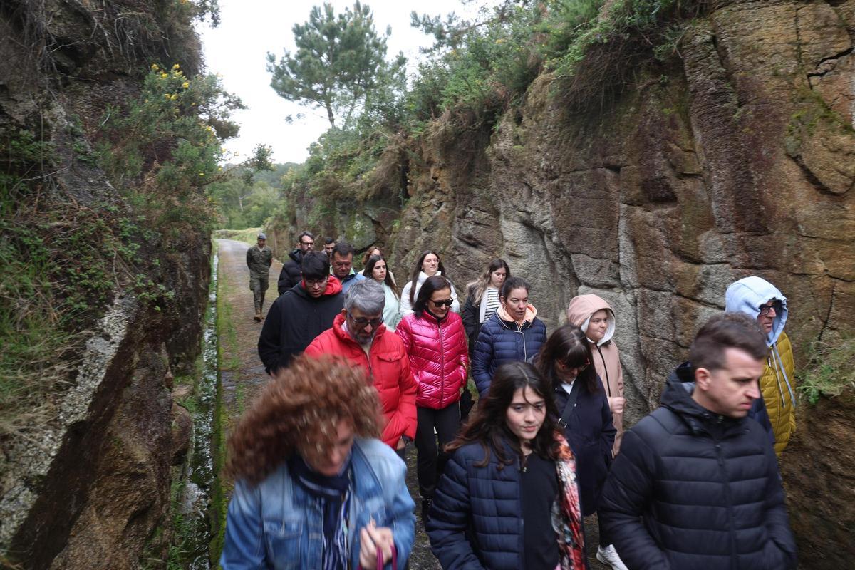 Participantes en las visitas organizadas por Pinchanogrove en la batería militar de Puerto Cuaces.