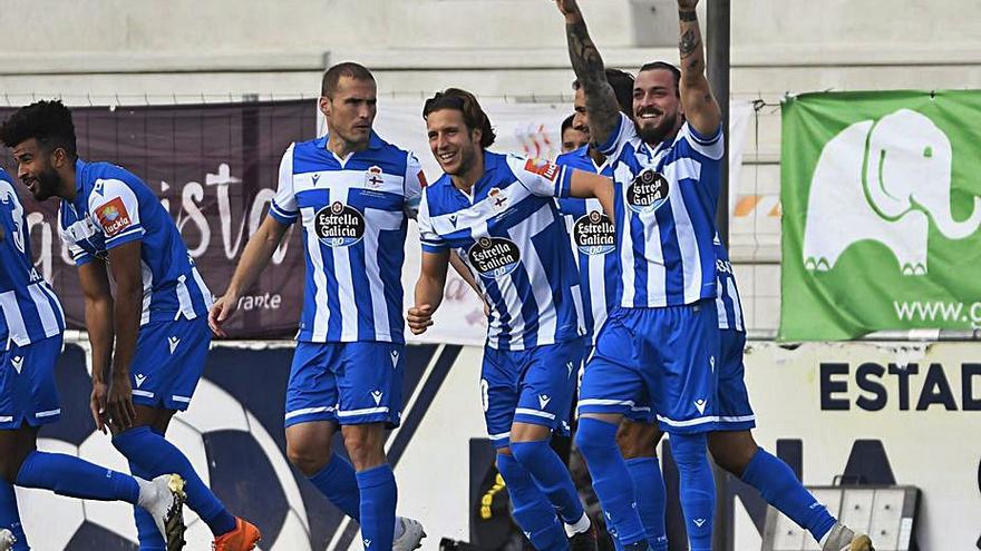 Héctor, brazos en alto, celebra su gol en el Reina Sofía. |  // RCD