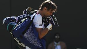 David Ferrer abandona la pista cabizbajo.