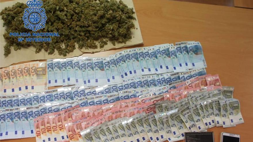 Marihuana, cocaína y dinero intervenido en un domicilio de la calle Manacor de Palma.