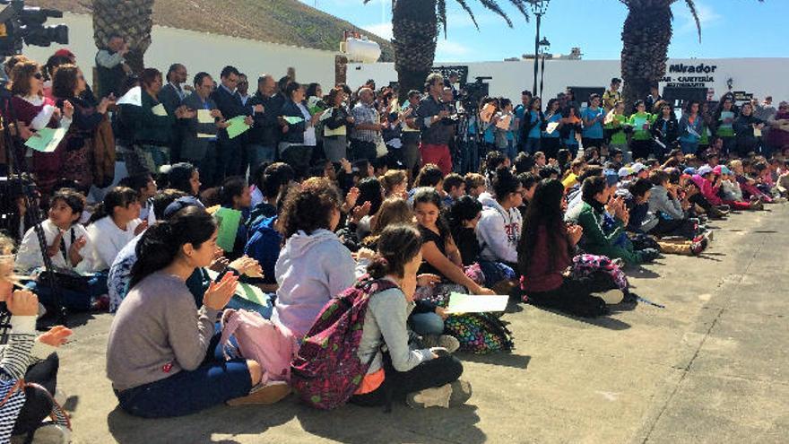 Escolares del municipio de Yaiza rindieron ayer en Femés un homenaje a la vida y obra de Rafael Arozarena, autor del libro Mararía, que se desarrolla en este pequeño pueblo, en un acto educativo organizado por la Consejería de Educación de Canarias para conmemorar el Día de las Letras Canarias.