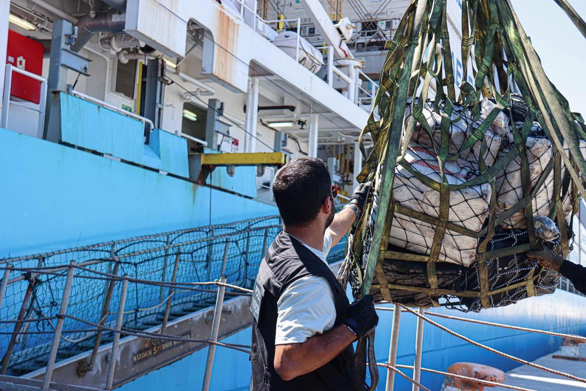Descarga de los fardos en el puerto luso de Sines.