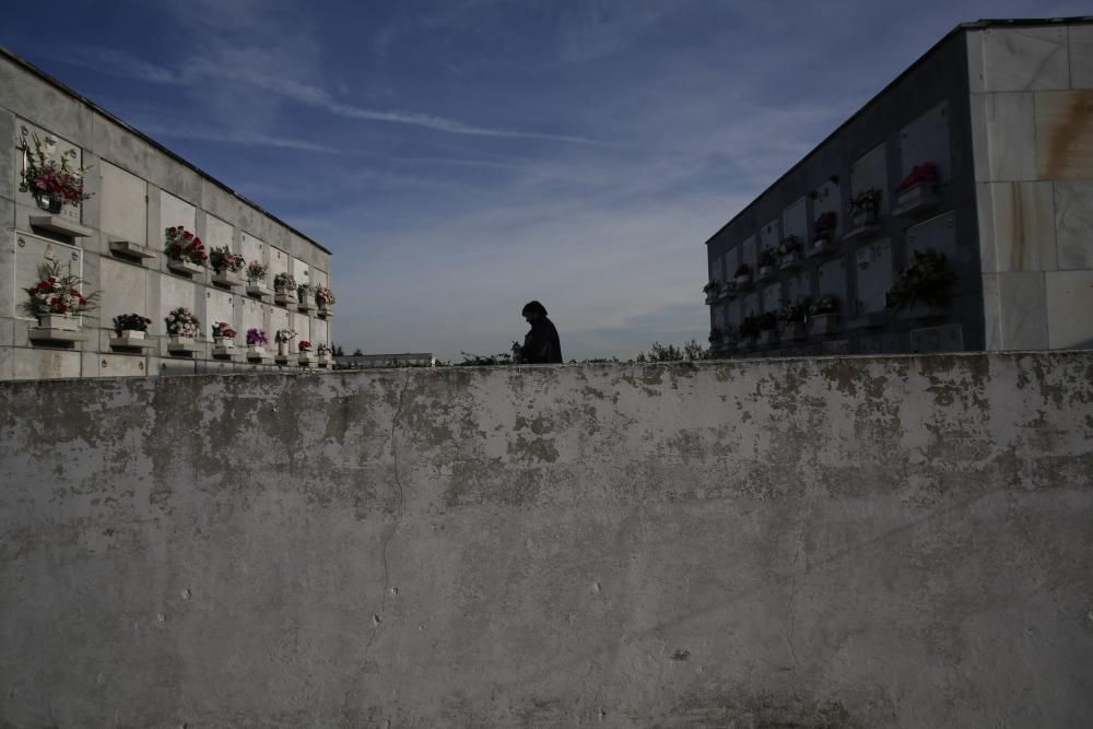 Día de los Difuntos en el cementerio de la Carriona, Avilés