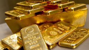 Máximos históricos para el oro: los inversores huyen del dólar y apuestan por refugios