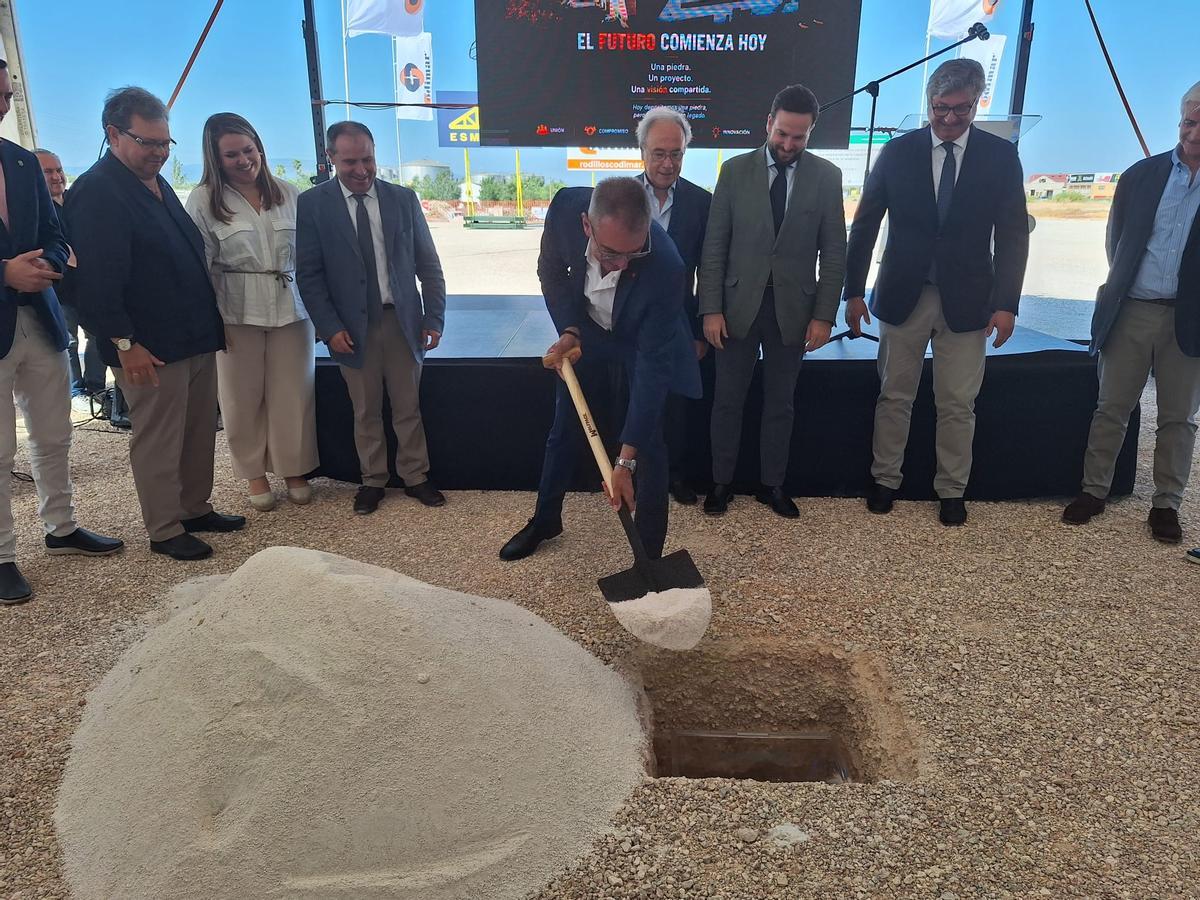 Damián Fernández deposita la primera palada de tierra en el lugar sobre el que se levantarán las nuevas instalaciones de Codimar.