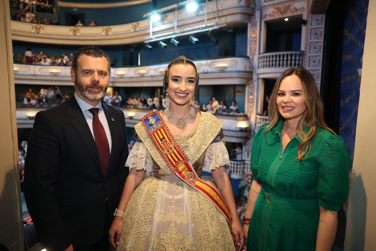 Carmen Prades visita Alicante para la proclamación de la Bellea del Foc, María Pastor