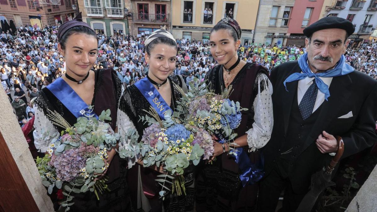 Nadaya Villarino, arriba, flanqueada por las damas de honor Mar Benito (a la izquierda) y Blanca Zarceño, con Mateín, en el balcón. | I.Collín