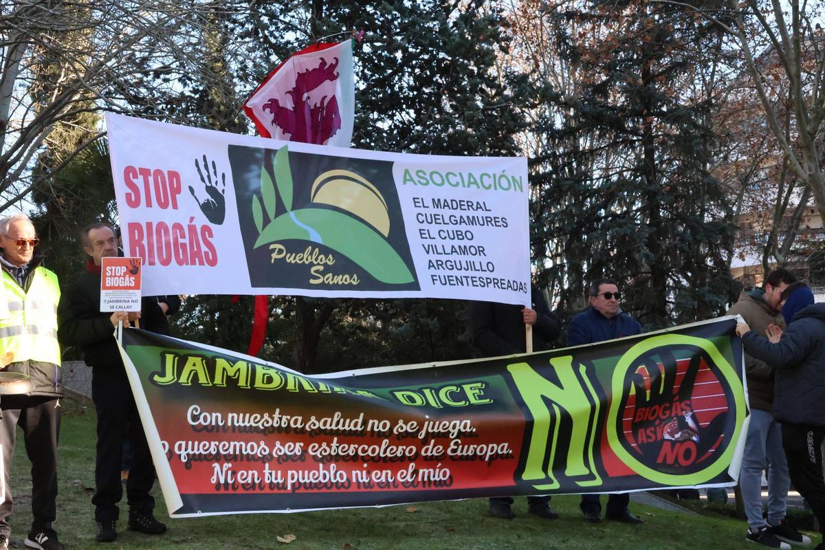 Vecinos, en un acto de protesta contra las plantas de biogás previstas en Zamora.