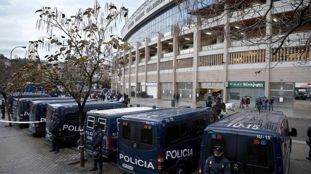 La policia vigila l’estadi Vicente Calderón, diumenge passat.