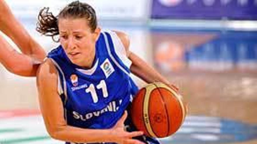 Eva Rupnik jugando con la selección eslovena.