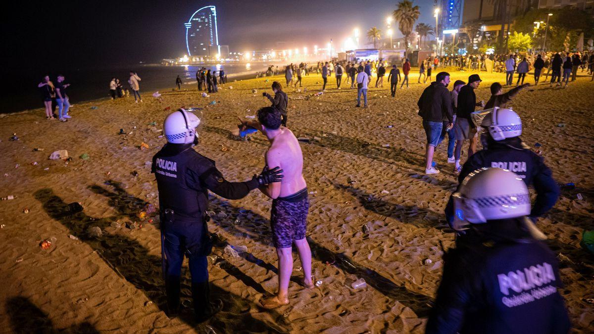 La Guàrdia Urbana desallotjant la platja de la Barceloneta