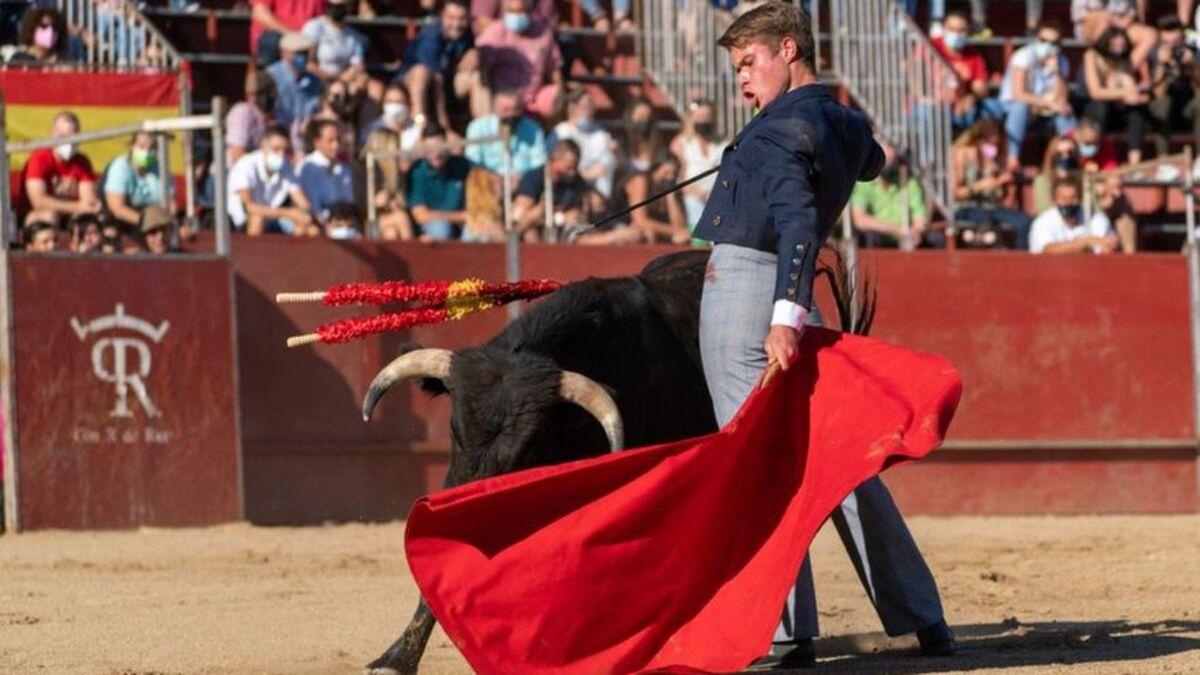 Jon Novo, durante la lidia de un  novillo en una actividad taurina celebrada recientemente.