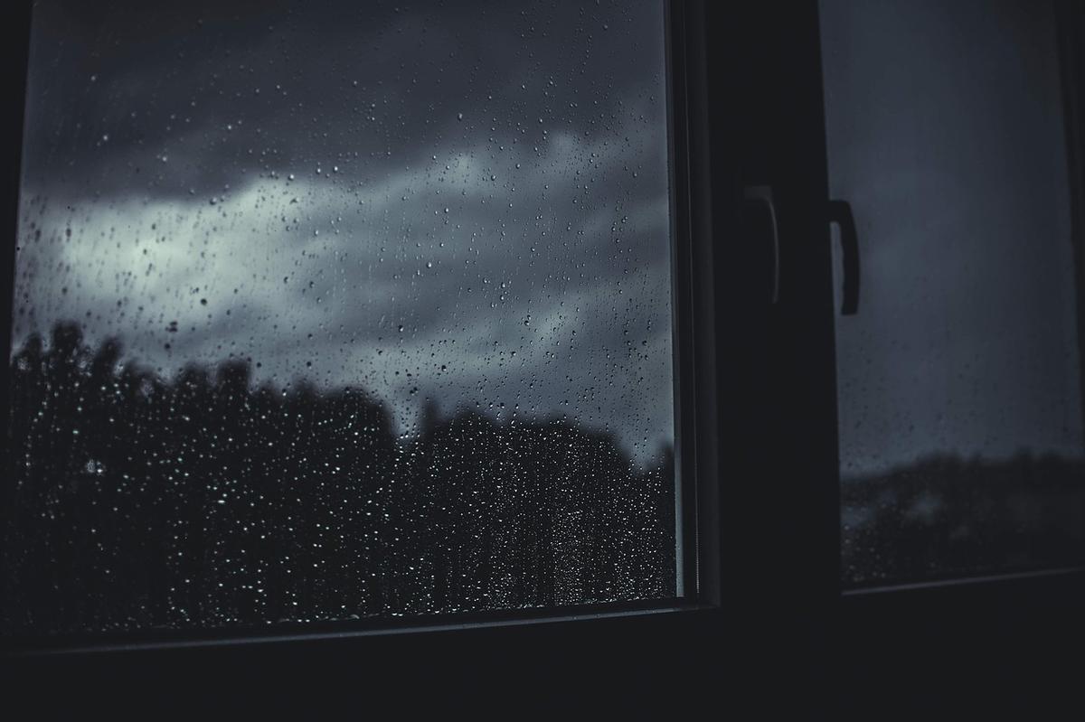 Unas ventanas de una vivienda manchadas por la lluvia