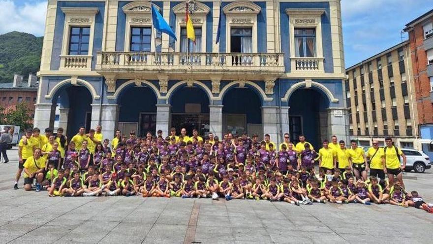 El campus de Rober Canella, fútbol y diversión para 135 jóvenes en Laviana