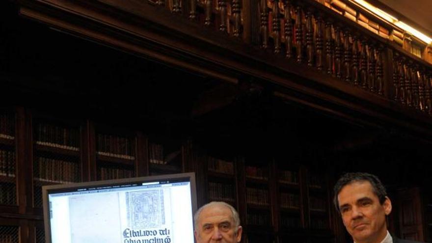 Vicente Gotor y Vicente Domínguez posan con un incunable.