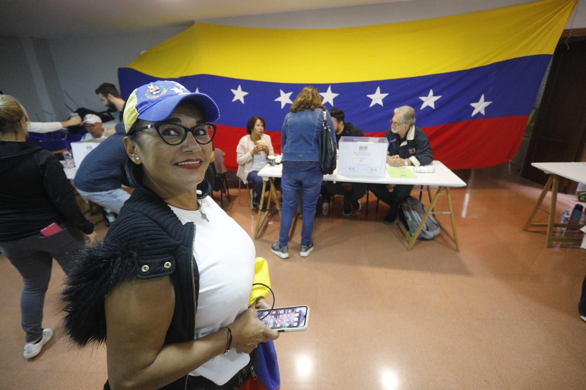 Venezolanos acuden a votar en Valencia las primarias de la oposición