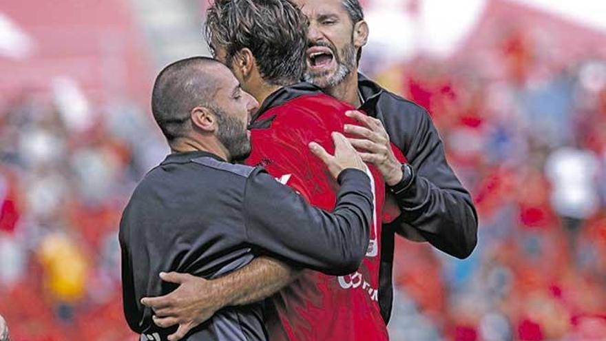 El técnico Vicente Moreno celebra el primer tanto con Abdón, autor del gol, y el encargado de material José Martín.