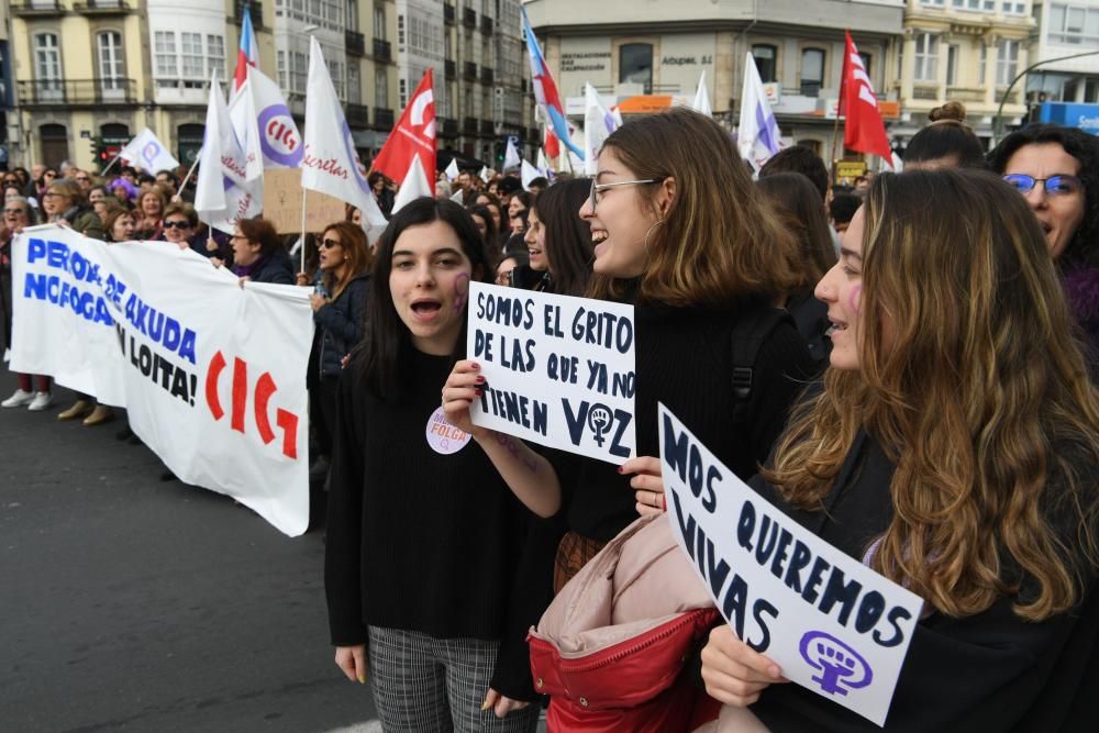 La primera de las manifestaciones convocadas para este 8-M en A Coruña, promovida por CIG, ha recorrido a mediodía las calles del centro de la ciudad.